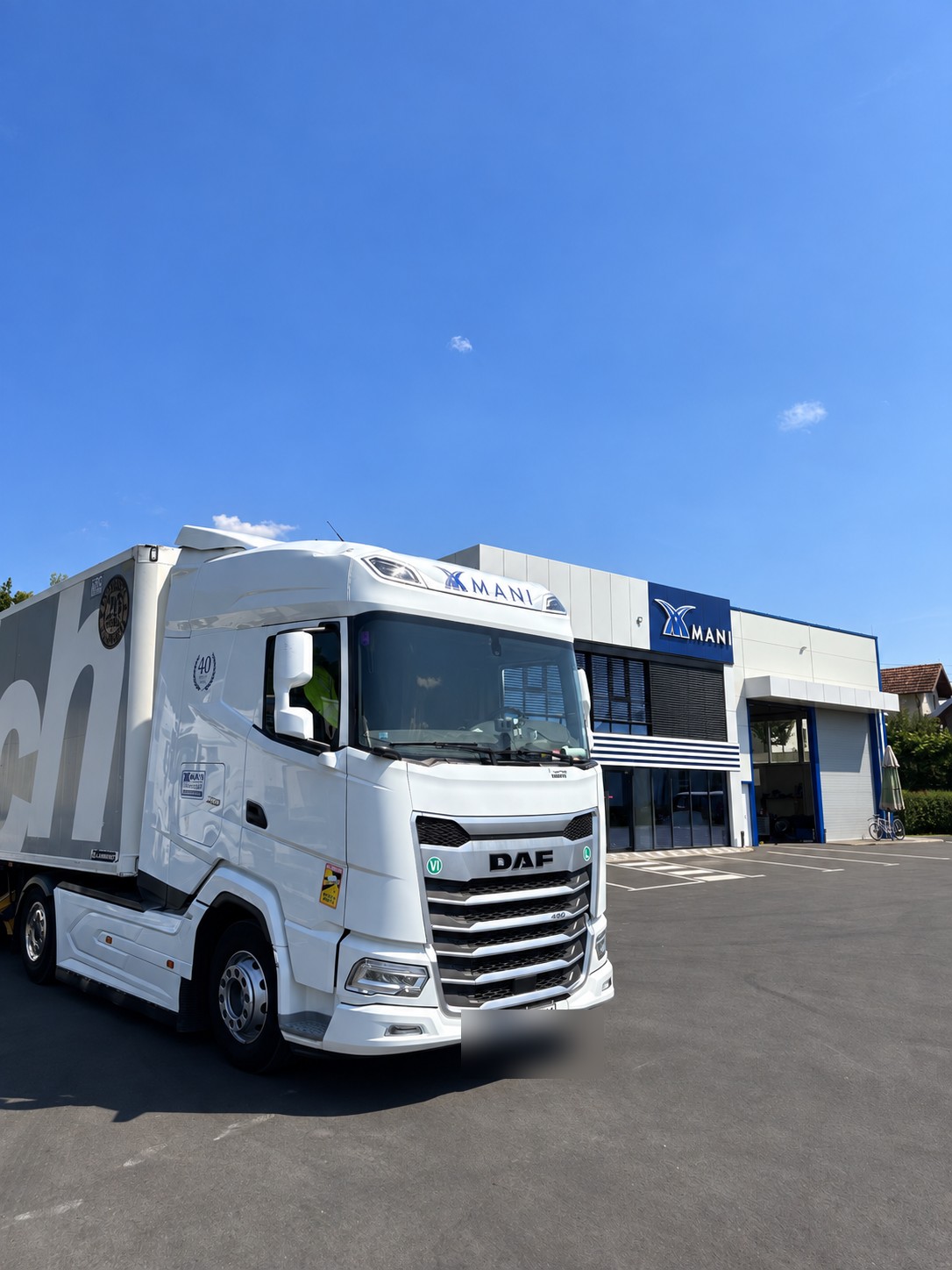DAF XG ispred sjedišta MANI