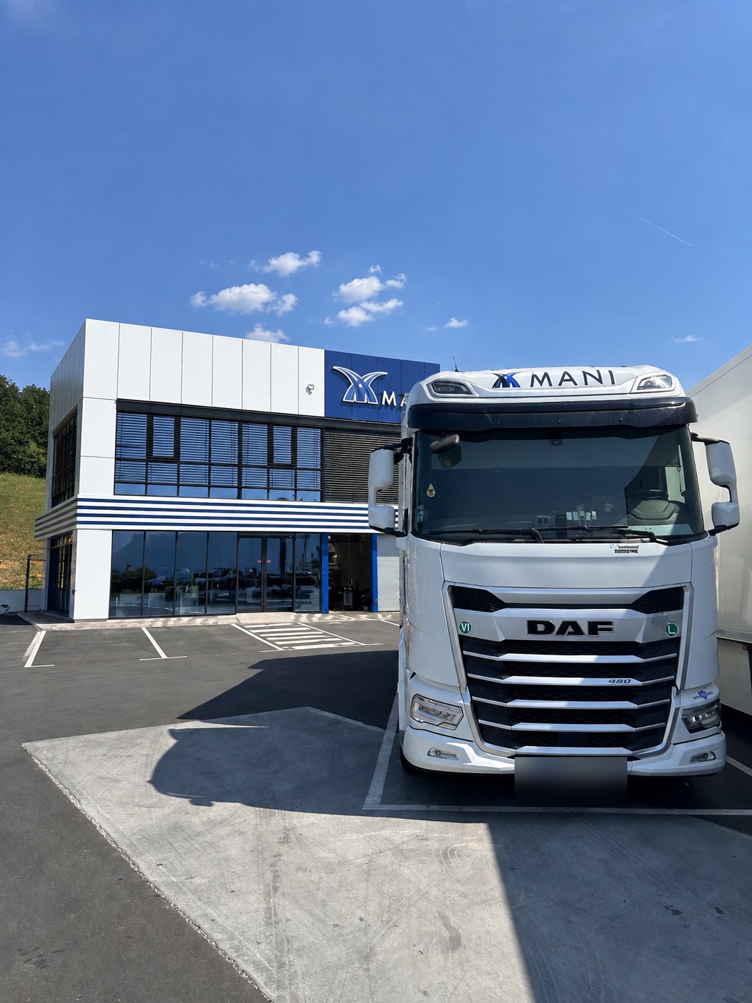 DAF kamion na placu ispred zgrade