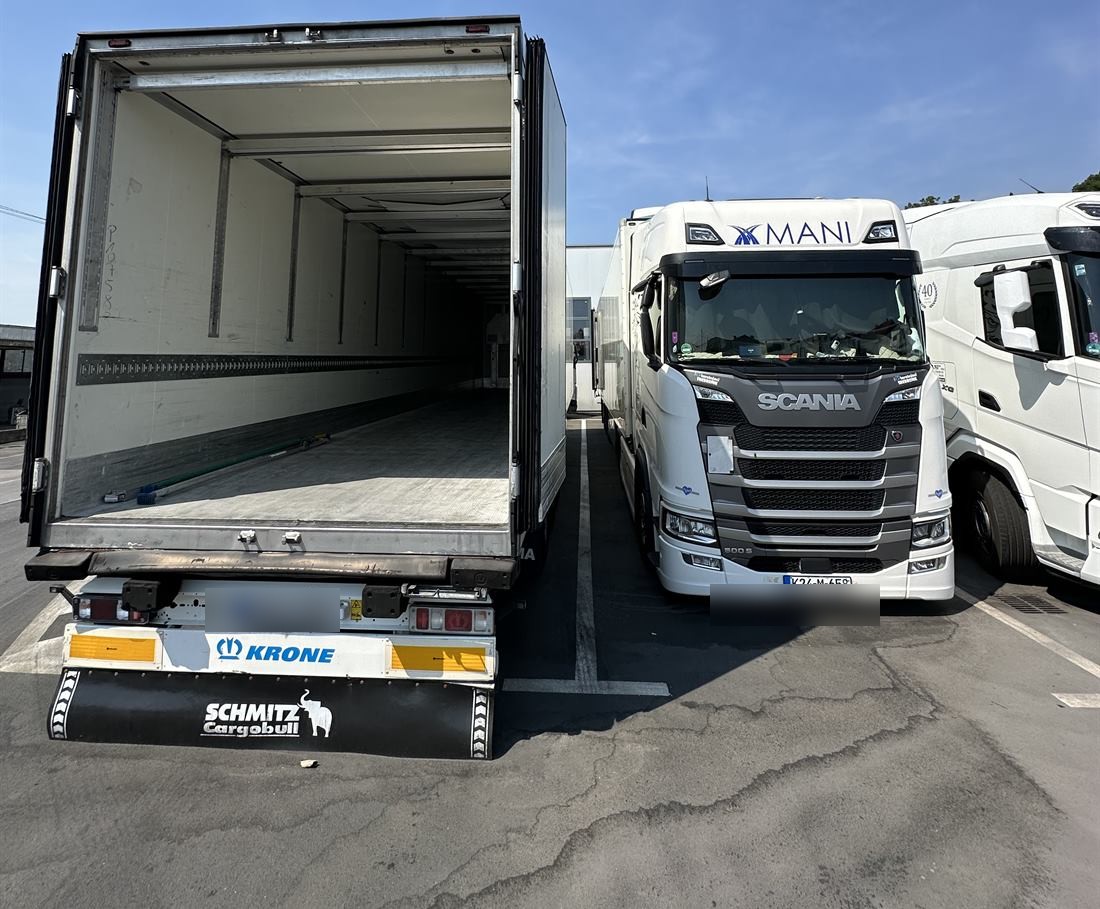 Scania 500 S pored otvorene hladnjače