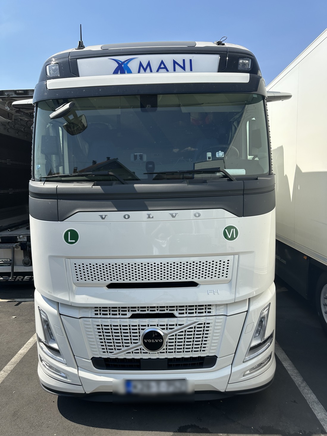Volvo FH 500 s natpisom MANI